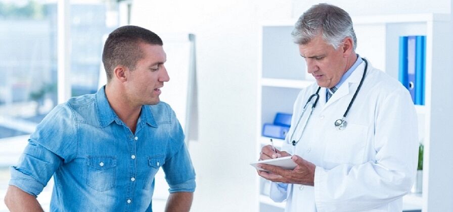 il medico consiglia al paziente un dispositivo per la prostatite