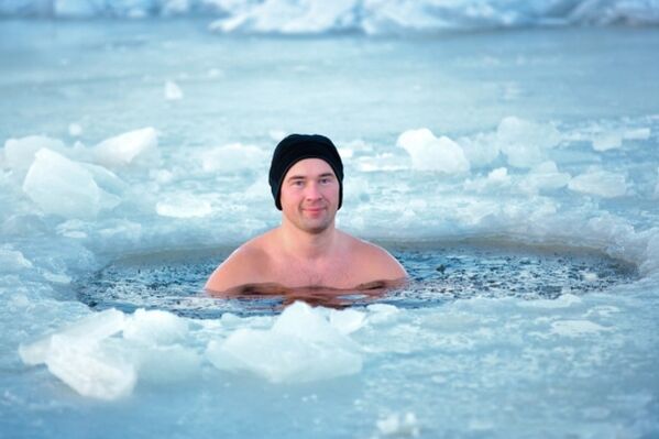 nuotare in un buco nel ghiaccio come metodo per prevenire la prostatite